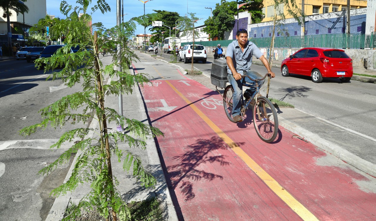 homem andando de bicicleta numa ciclovia